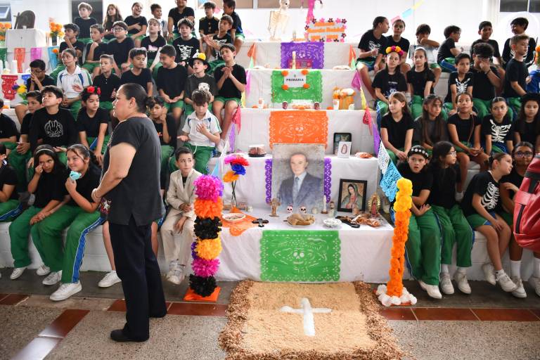 Dedican alumnos del Instituto Senda altares a ilustres escritores mexicanos