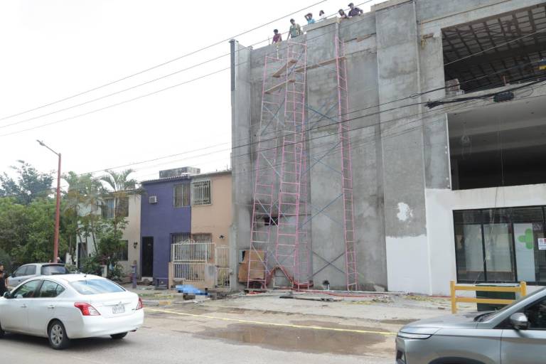 Trabajador de la construcción muere electrocutado al mover andamio en obra de Mazatlán