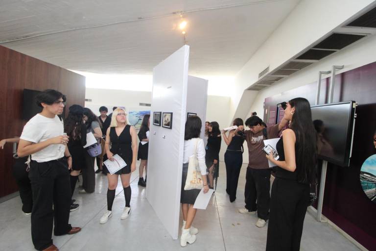 Comparten estudiantes de la UAdeO su visión de la ciudad en exposición