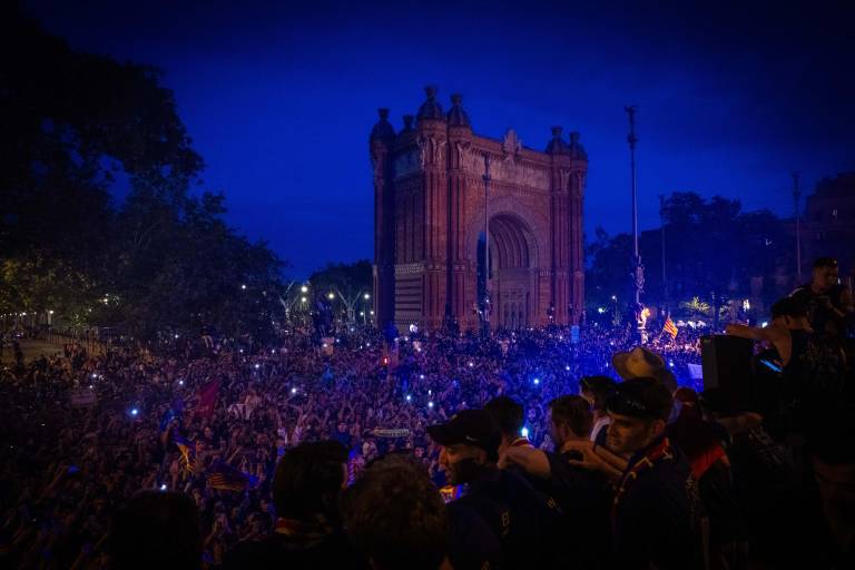 Barcelona celebra su título de LaLiga ante una multitud