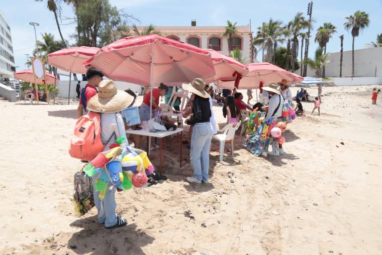Playa Los Pinitos, ahogada entre ambulantes y derrames pluviales