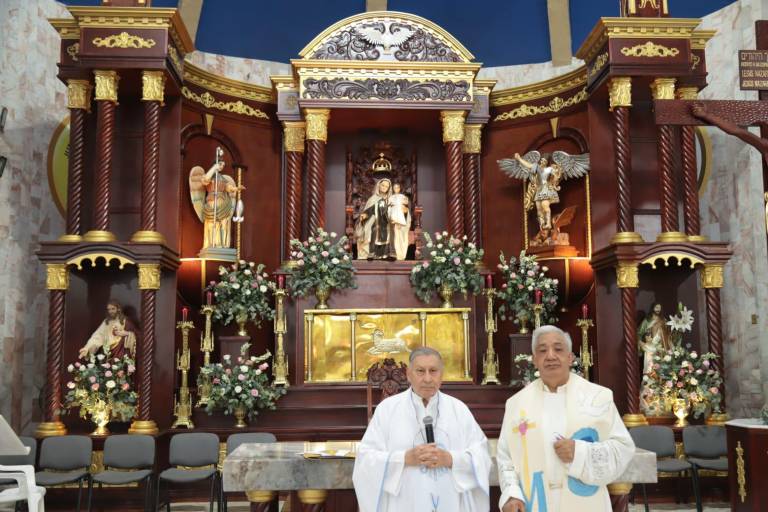 Obispo bendice nuevo retablo en parroquia del Carmen de la Juárez, en Mazatlán