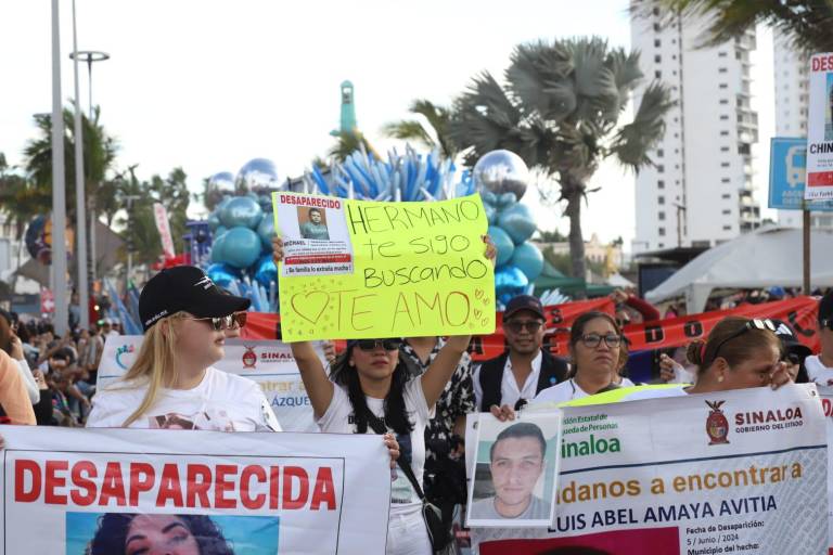 Contingente de buscadoras y buscadores de personas desaparecidas se integran al desfile del Carnaval de Mazatlán.