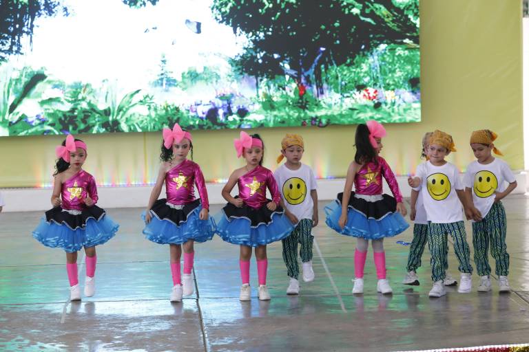 Disfrutan alumnos y padres de familia de su Festival de Primavera Senda’s Throwback