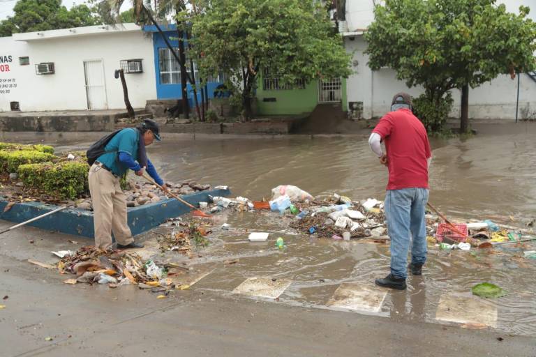 Implementan operativo para retirar basura en vialidades tras lluvias en Mazatlán
