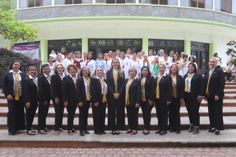 Celebran damas de Anspac Mazatlán su graduación con una misa de acción de gracias