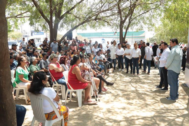 Entregan apoyos económicos a 200 comerciantes del tianguis de la Flores Magón, en Mazatlán