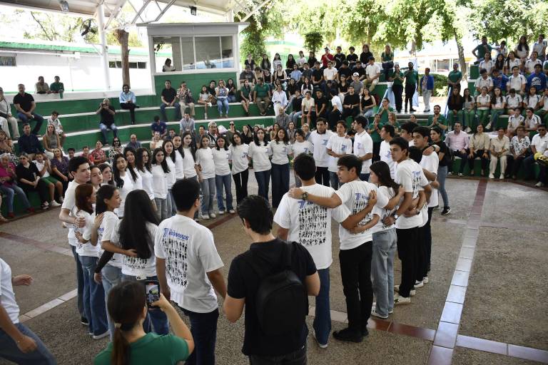 Con aplausos despide el Instituto Senda a su GENE 7 de Preparatoria