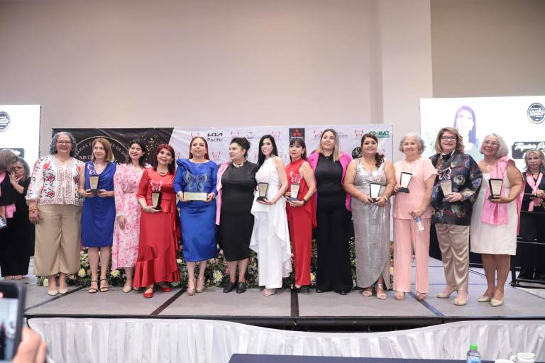 Reciben 10 mujeres mazatlecas reconocimientos por su profesión