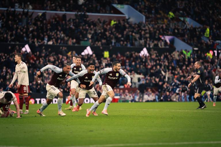 Aston Villa sorprende al Arsenal y el City aprieta la cima de la Premier