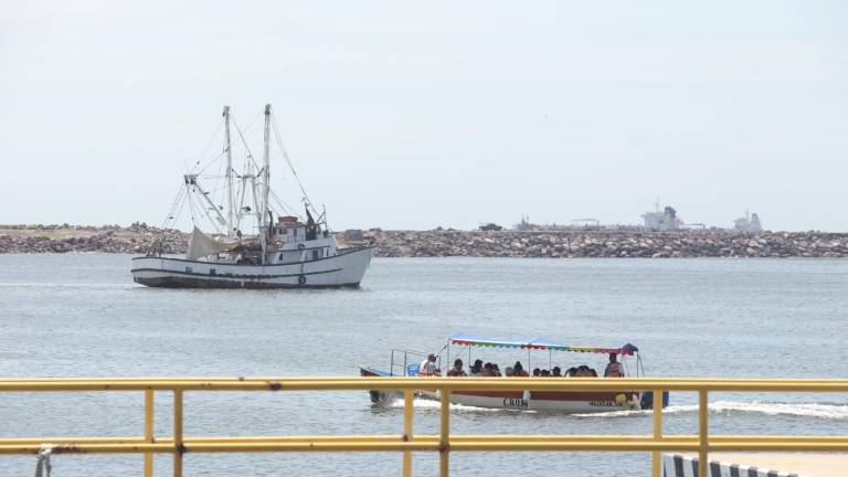 Salen barcos camaroneros de Mazatlán a altamar; familiares les desean buenas capturas