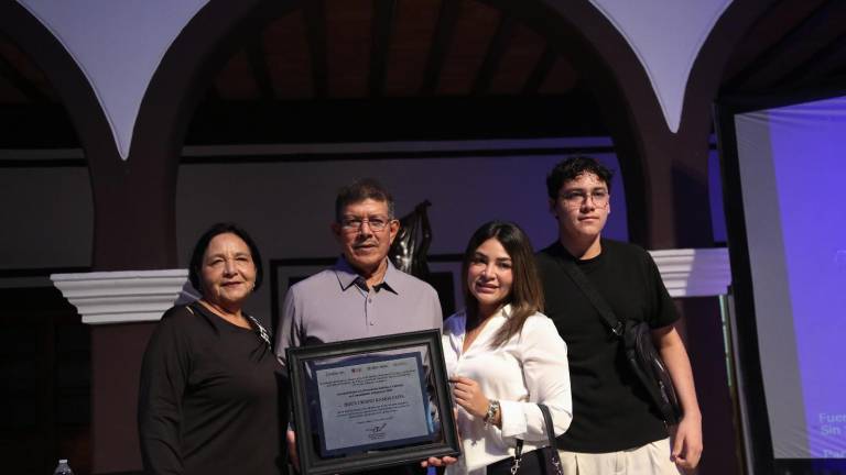 Su familia lo acompañó a recibir el premio.