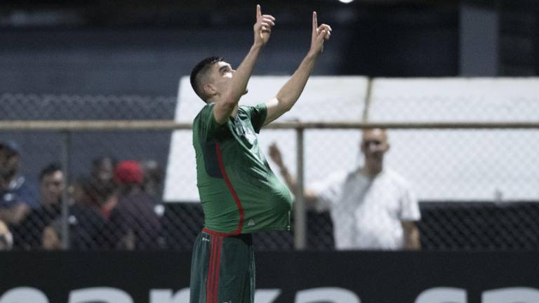 Johan Vásquez anota el primer gol de México.