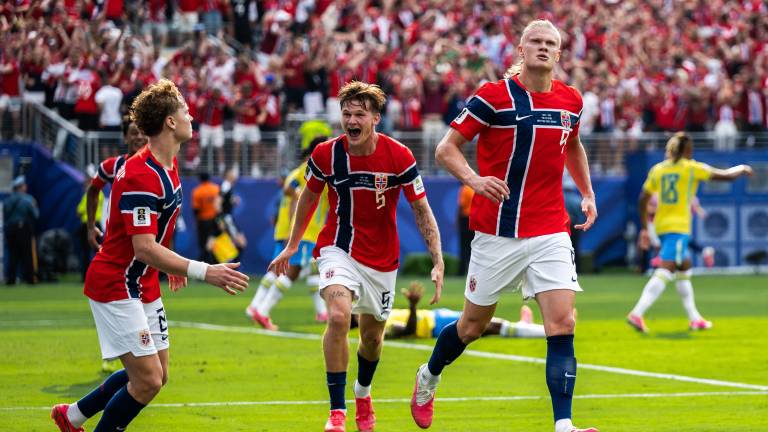 Haaland firma doblete por Noruega.