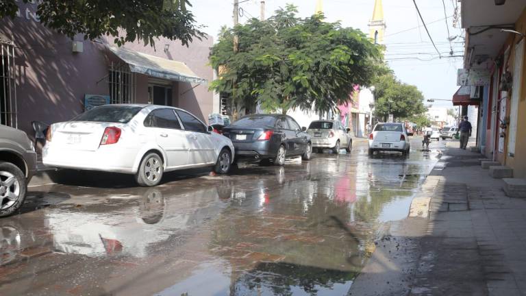 Fuga de aguas negras en la Calle Benito Juárez, en el Centro.