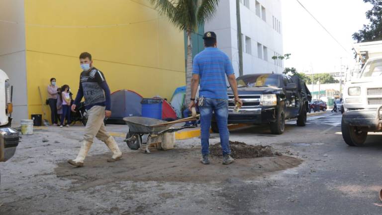 Tras una semana de derrame de aguas negras, el Hospital Pediátrico de Sinaloa inicia tareas de desazolve
