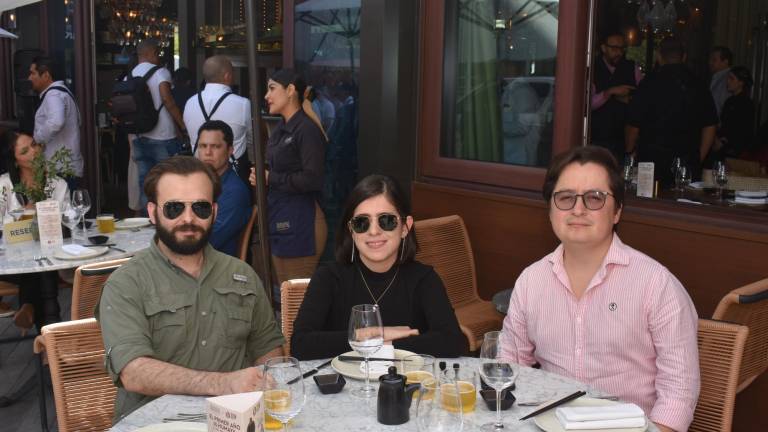 Celebran clientes y amigos el primer aniversario de Humaya Restaurante