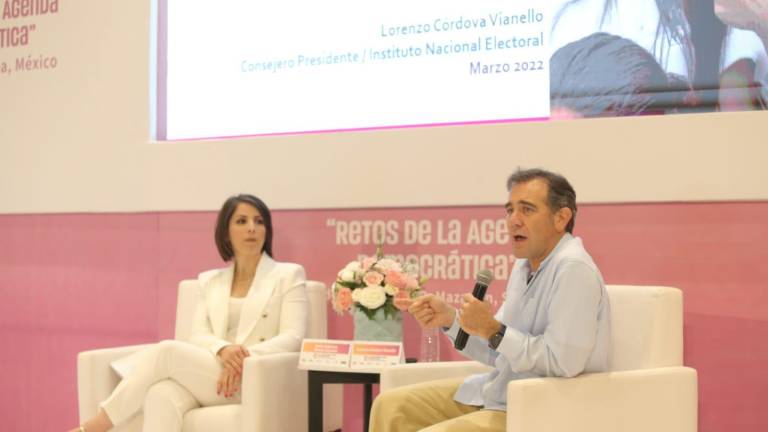Karla Zazueta, presidenta del IEES, y Lorenzo Córdova, presidente del INE.