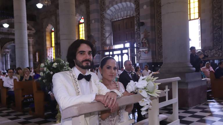 Adrián Hernández Villa y Bárbara Henderson Cubillas bendicen su amor ante Dios y forman una nueva familia.