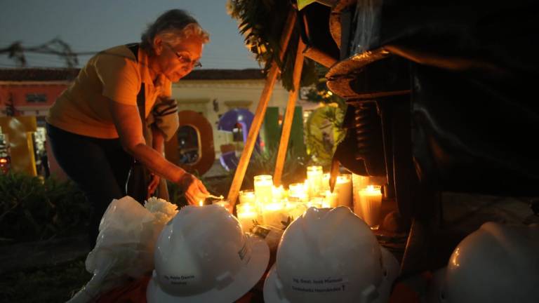 Vecinos de Concordia encendieron velas y llevaron flores blancas para recordar a los mineros.
