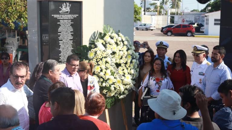 Hace 28 años, el huracán Ismael sorprendió a pescadores de Mazatlán en altamar; este jueves familiares y autoridades les hicieron memoria.