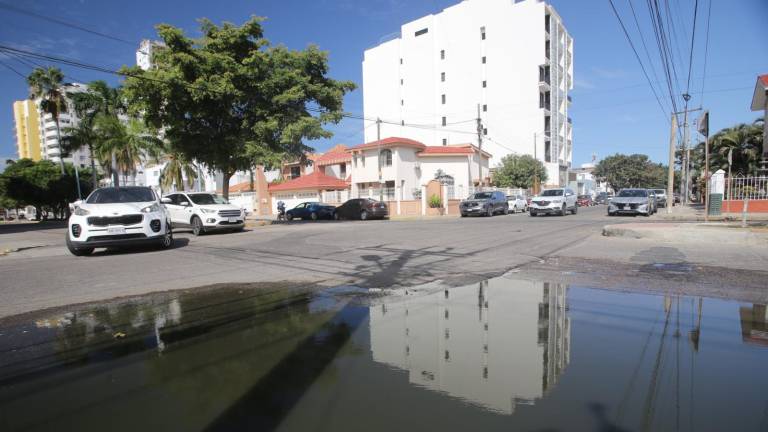 En la Avenida Lola Beltrán, reportan que tienen tres semanas con la fuga de aguas negras.