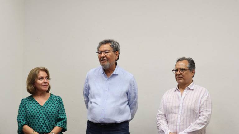 Élmer Mendoza, presidente del Colegio de Sinaloa, da la bienvenida al escritor José Ángel Leyva.