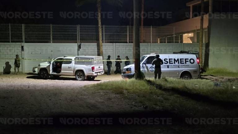 Elementos de seguridad resguardan una zona tras el hallazgo de personas sin vida en la capital.