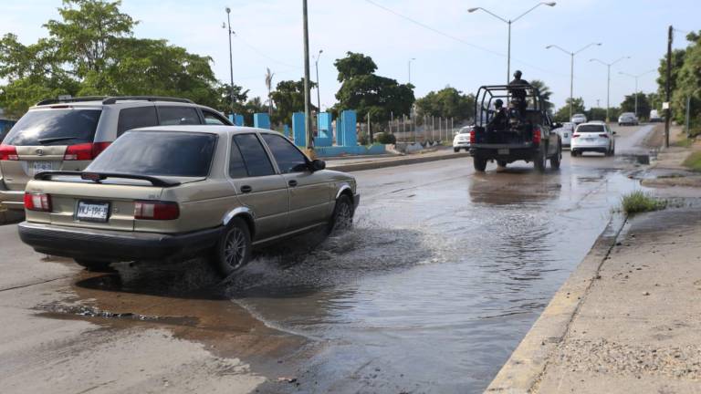 Las fugas de aguas son un problema constante en Mazatlán.