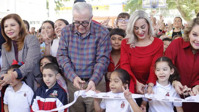 En Culiacán, autoridades de Sinaloa inauguran techumbre y barda en una primaria.