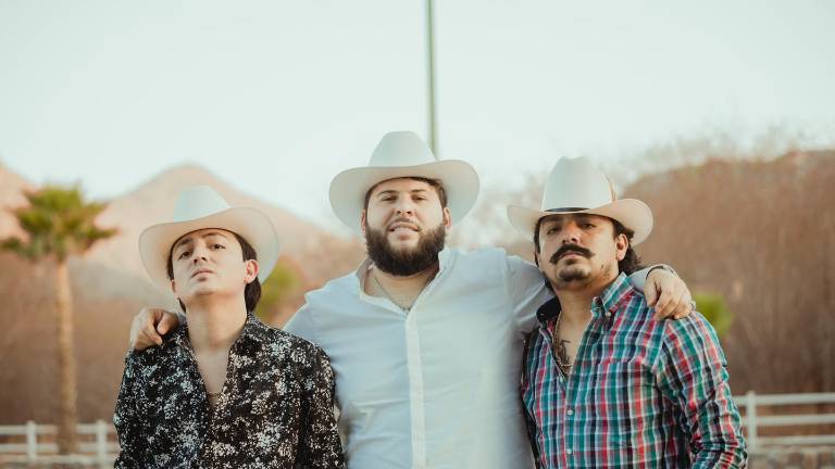 Los Dos Carnales y El Fantasma