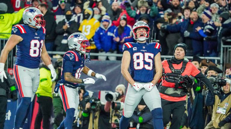 Patriots imponen su defensa y eliminan a Chargers en Foxboro.