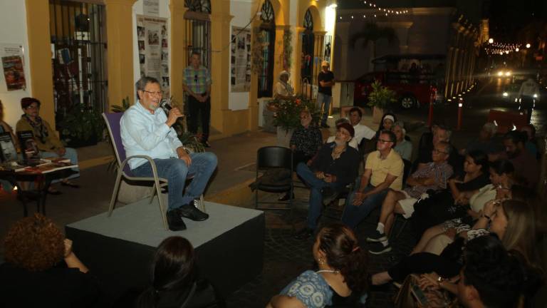 El escritor sinaloense Élmer Mendoza sostuvo una charla cercana con lectores en el Centro Histórico de Mazatlán.