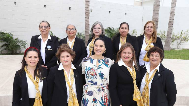 El Comité de Damas de Anspac Mazatlán con la expositora Elsy López Montoya.