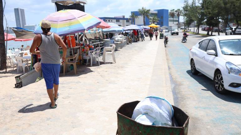 Los vendedores, además de tomar parte de la playa, también obstruyen un poco el paso a peatones en la banqueta que abarca la Playa Pinitos.