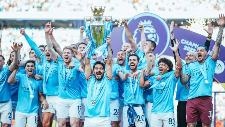 Manchester City recibe su trofeo de campeón de la Premier League 2022/23.