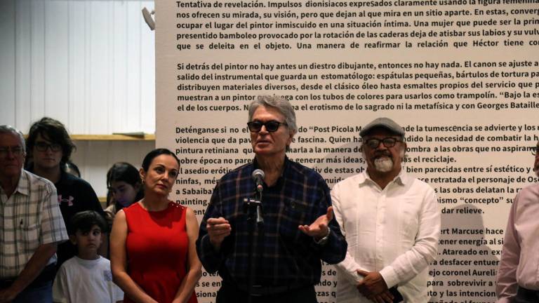 Héctor Monge inaugura su exposición en la Galería de Arte Antonio López Sáenz, en Culiacán.