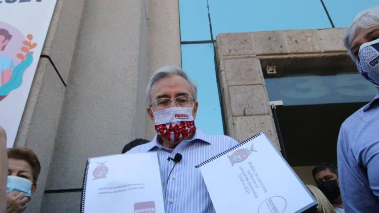 Rubén Rocha Moya se registra ante el IEES, como candidato a Gobernador de Sinaloa.