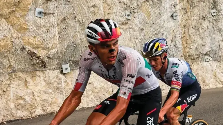 Isaac del Toro supera caída y cambio de bicicleta para pelear por el triunfo en Hamburgo.