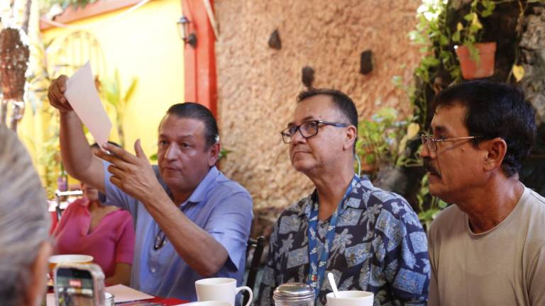 Integrantes del Movimiento Democrático Universitario se manifiestan contra la propuesta de retención de salarios a quienes se opongan a la reingeniería financiera de la UAS.