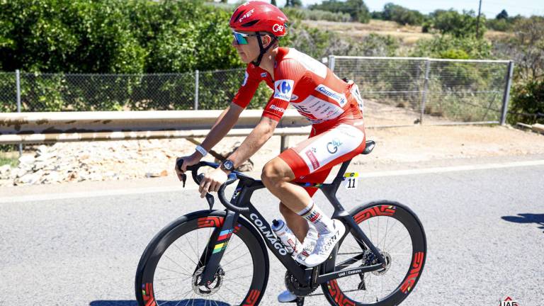 El cuerpo médico mantendrá al ciclista en observación preventiva antes de autorizar el plan de rehabilitación postoperatorio.