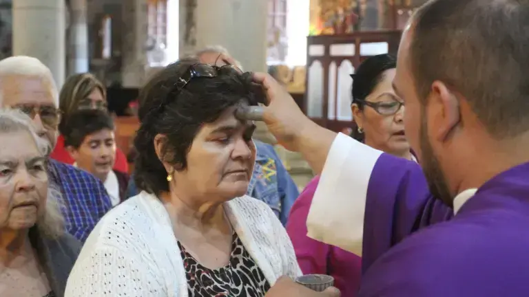 El Miércoles de Ceniza a las 7:30 horas se bendecirá la ceniza y a partir de las 10:00 de la mañana de manera ininterrumpida se ofrecerá la ceniza a los feligreses.