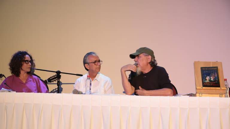 Arturo Santamaría Gómez presentó en Casa Haas su tercera novela, acompañado de los escritores Leonor Ramírez y Gildardo Izaguirre.