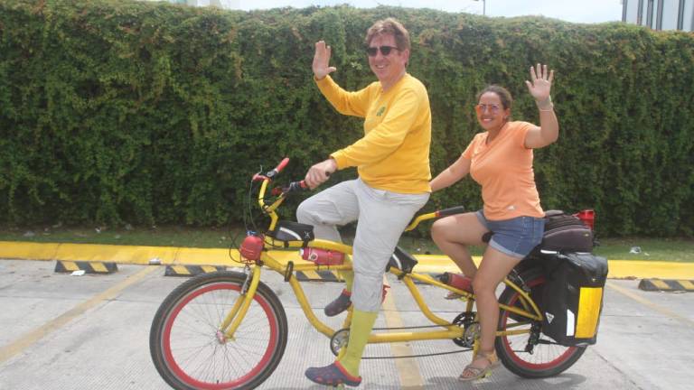 JP Garza y Xiomi de Garza recorren México en su bicicleta tándem.