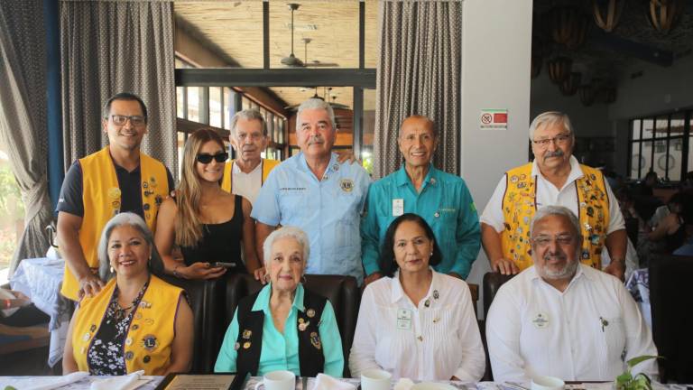 Los leones mazatlecos junto al dirigente nacional se tomaron la fotografía del recuerdo.