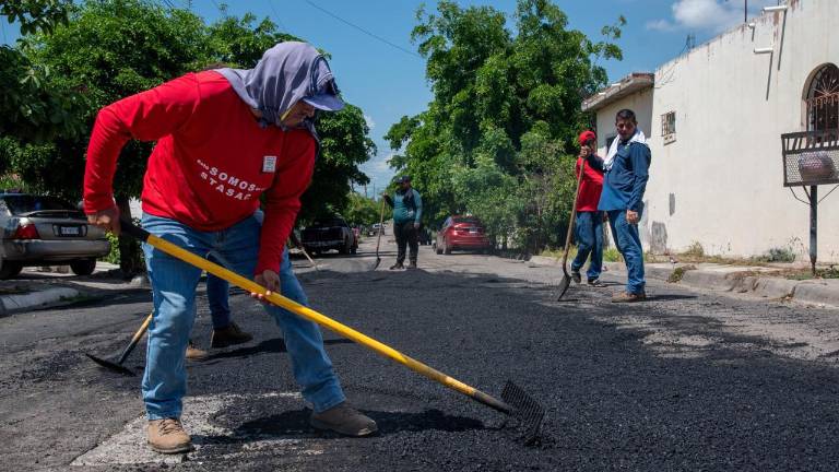 Personal de la Japac y de Obras Públicas de Culiacán atienden un reporte ciudadano de fuga de aguas negras y daños en la calle.