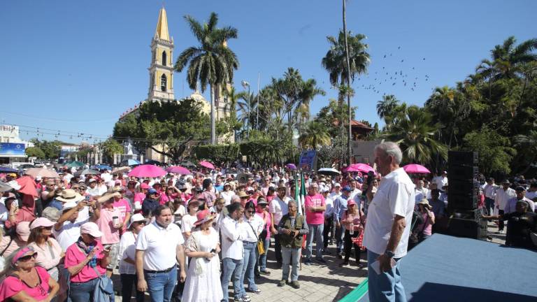 A gritos de “fuera la dictadura”, “viva la democracia” y otras consignas, fue como los ciudadanos marcharon por la democracia en Mazatlán.