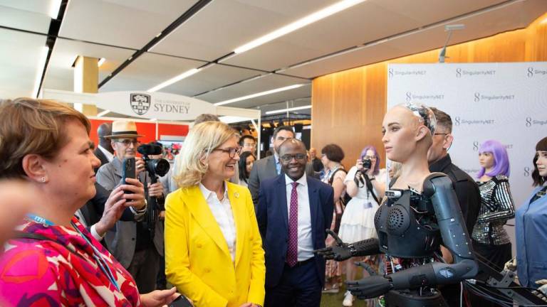 La Secretaria General de la Unión Internacional de Telecomunicaciones, Doreen Bogdan-Martin, se reúne con los robots en la Cumbre Inteligencia artificial para el bien 2023 en Ginebra.