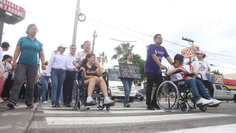 El Alcalde Édgar González Zataráin acompañado de su esposa, funcionarios y público en general, participa en una caminata por la celebración del Día Internacional del Peatón, en este puerto.