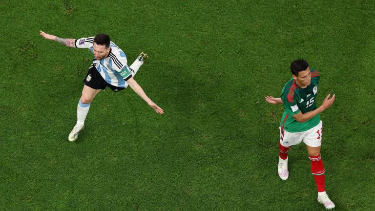 Lionel Messi festeja su gol ante el desánimo de Héctor Moreno.
